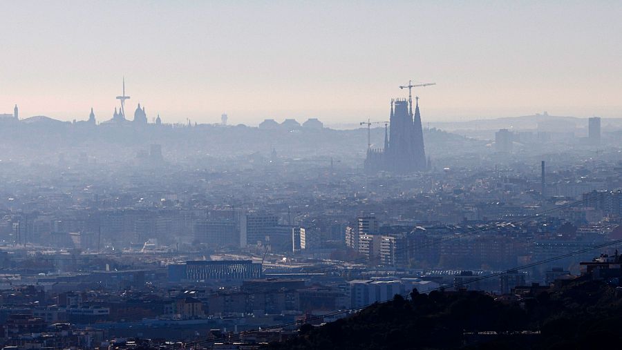 Imagen de archivo de Barcelona afectada por un episodio de contaminación
