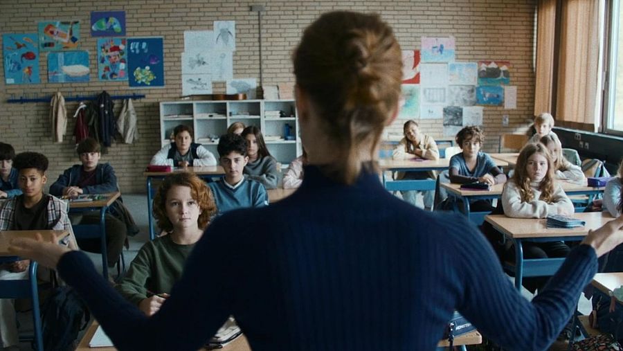 Carla, de espaldas, con sus alumnos en clase de matemáticas.