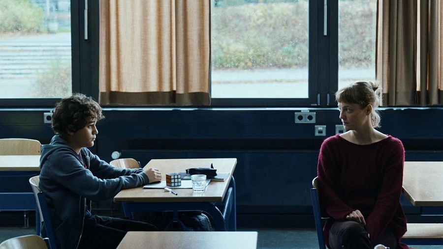 Carla (Leonie Benesch) y Oskar (Leonard Stettnisch) en 'Sala de profesores'.