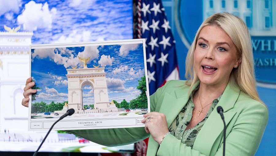 Karoline Leavitt sostiene una ilustración del Arco del Triunfo