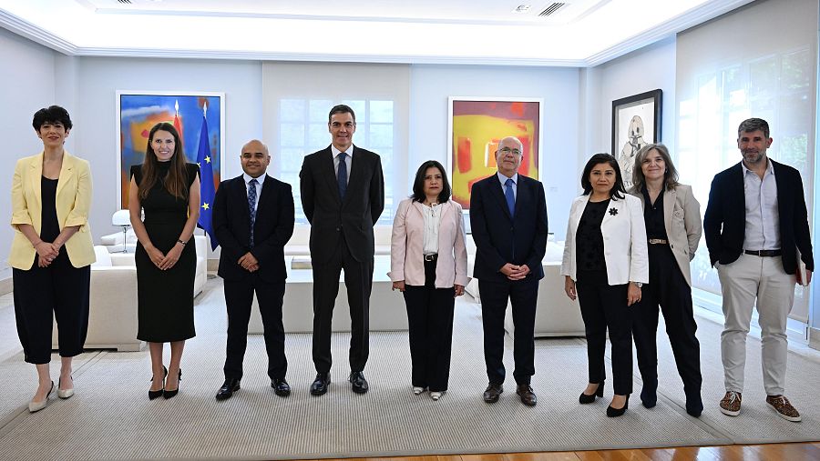 La ministra de Inmigración, Elma Saiz, y el presidente del Gobierno, Pedro Sánchez, han mantenido un encuentro en la Moncloa con personas regularizadas en procesos anteriores.