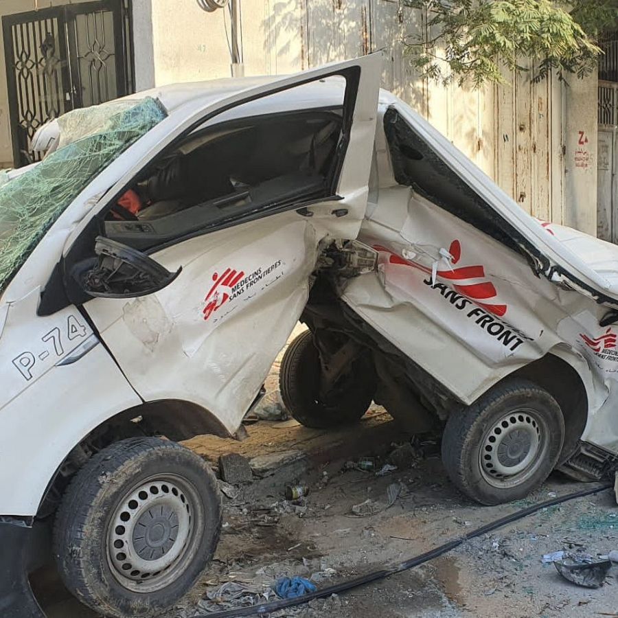 Foto tomada el 24 de noviembre de 2023, cuatro días después de un ataque contra cinco vehículos de MSF aparcados frente a la clínica de MSF en la ciudad de Gaza