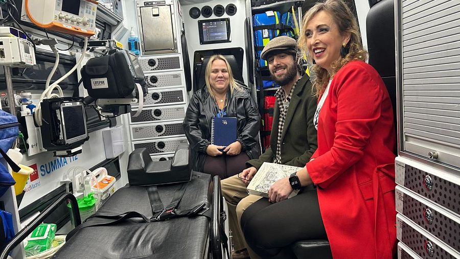 David Uclés visita una ambulancia del SUMMA 112 antes del club de lectura