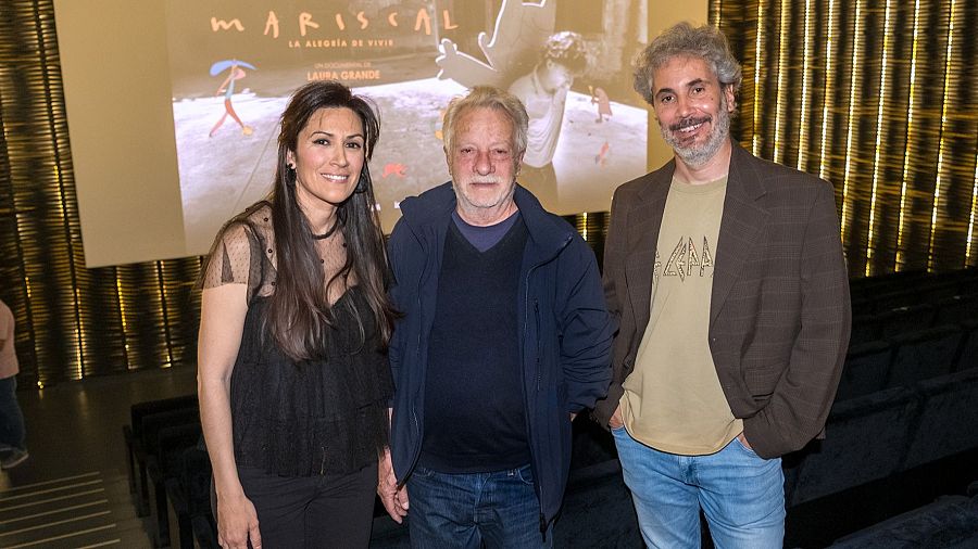 Javier Mariscal, con la directora, Laura Grande, y el director de ‘Imprescindibles’, Marcos Hernández