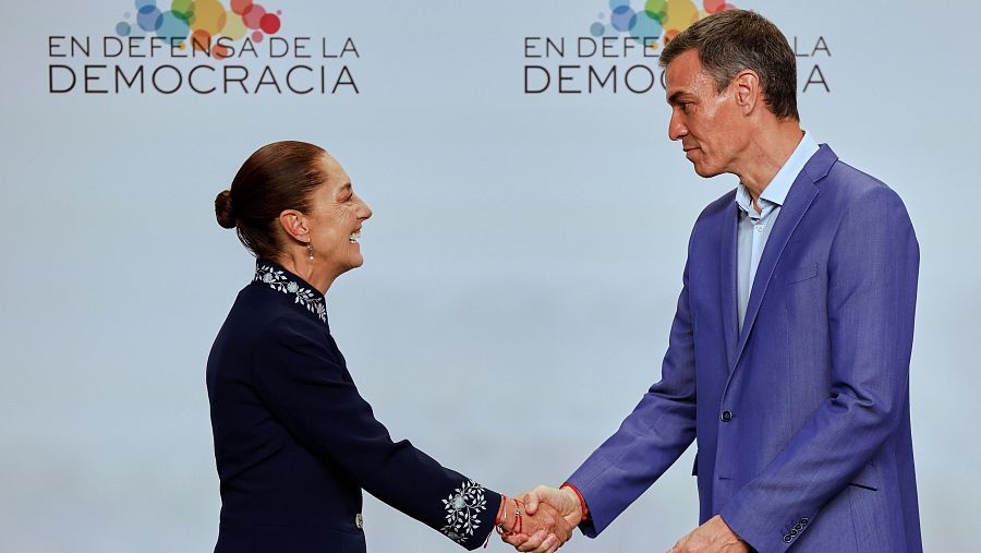 Pedro Sánchez saluda Claudia Sheinbaum quan la presidenta mexicana ha arribat a la cimera 'En defensa de la democràcia'