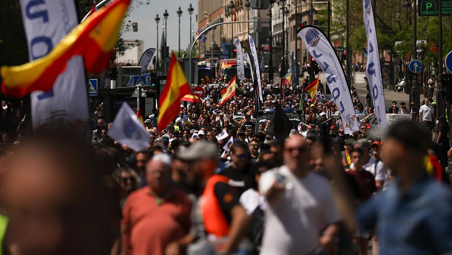 Cientos de personas han participado en la manifestación de policías y guardias civiles en Madrid