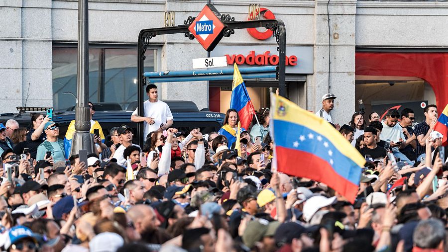 Miles de venezolanos esperan en la Puerta del Sol a María Corina Machado