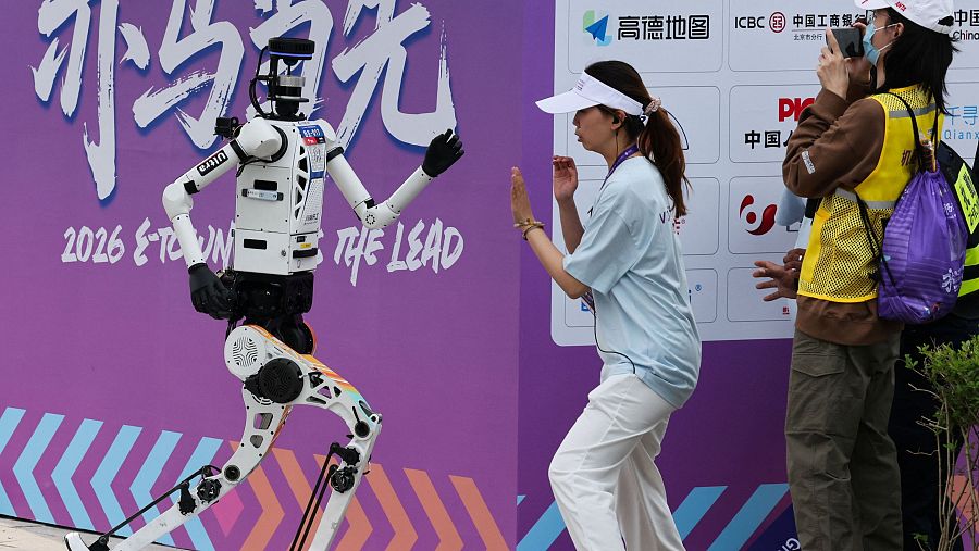 Robots humanoides rebajan casi dos horas tiempo del año pasado en media maratón de Pekín