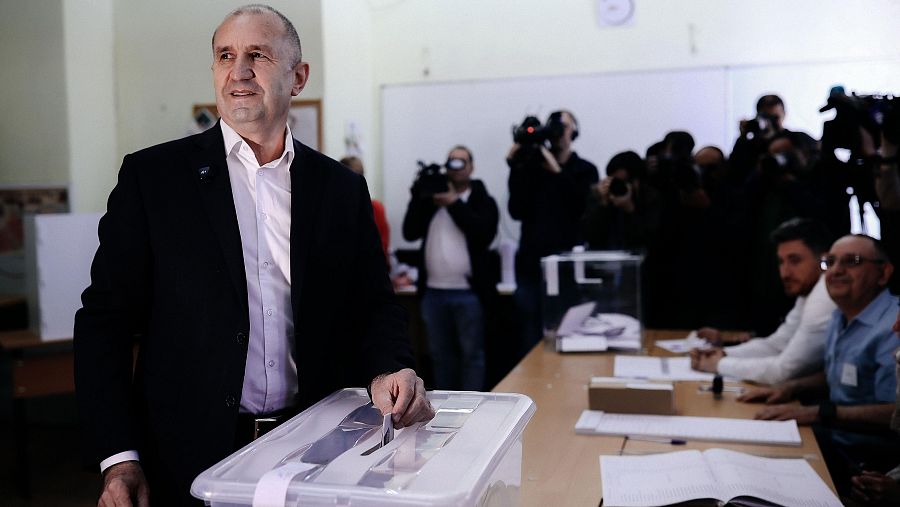 Rumen Radev, líder de la coalición Bulgaria Progresista, vota durante las elecciones parlamentarias en Sofía