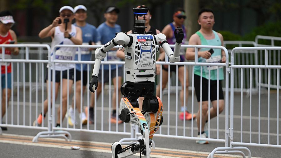 Robots humanoides rebajan casi dos horas tiempo del año pasado en media maratón de Pekín