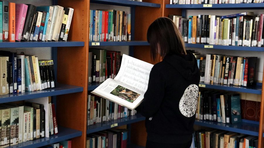 Una reclusa mira un llibre de la biblioteca de la presó de dones de Wad-Ras
