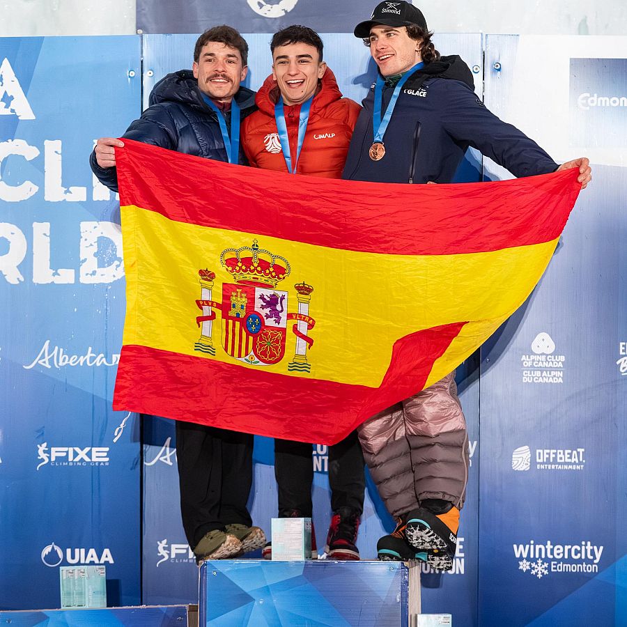 Jorge Veiga (en el centro), natural de Hervás, subcampeón de la Copa del Mundo 2026 en escalada en hielo y campeón de la Copa de Europa 2026