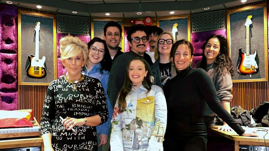 La cantante y compositora ASHA, junto al equipo de RTVE y Spotify