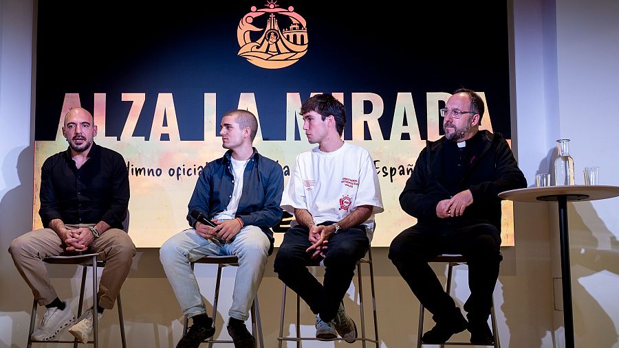 Toño Casado, a la derecha, durante la presentación del himno oficial de la visita del papa a España