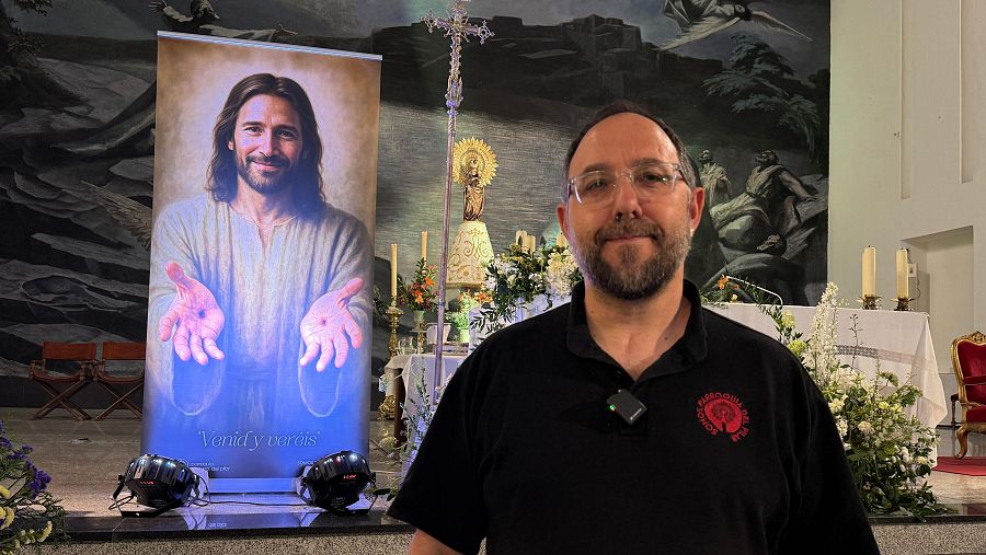 Toño Casado posa ante el presbiterio de su parroquia, en Madrid