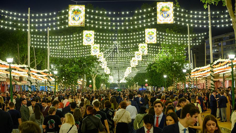 Sevilla arranca una intensa semana de Feria en un recinto con casi 300.000 bombillas