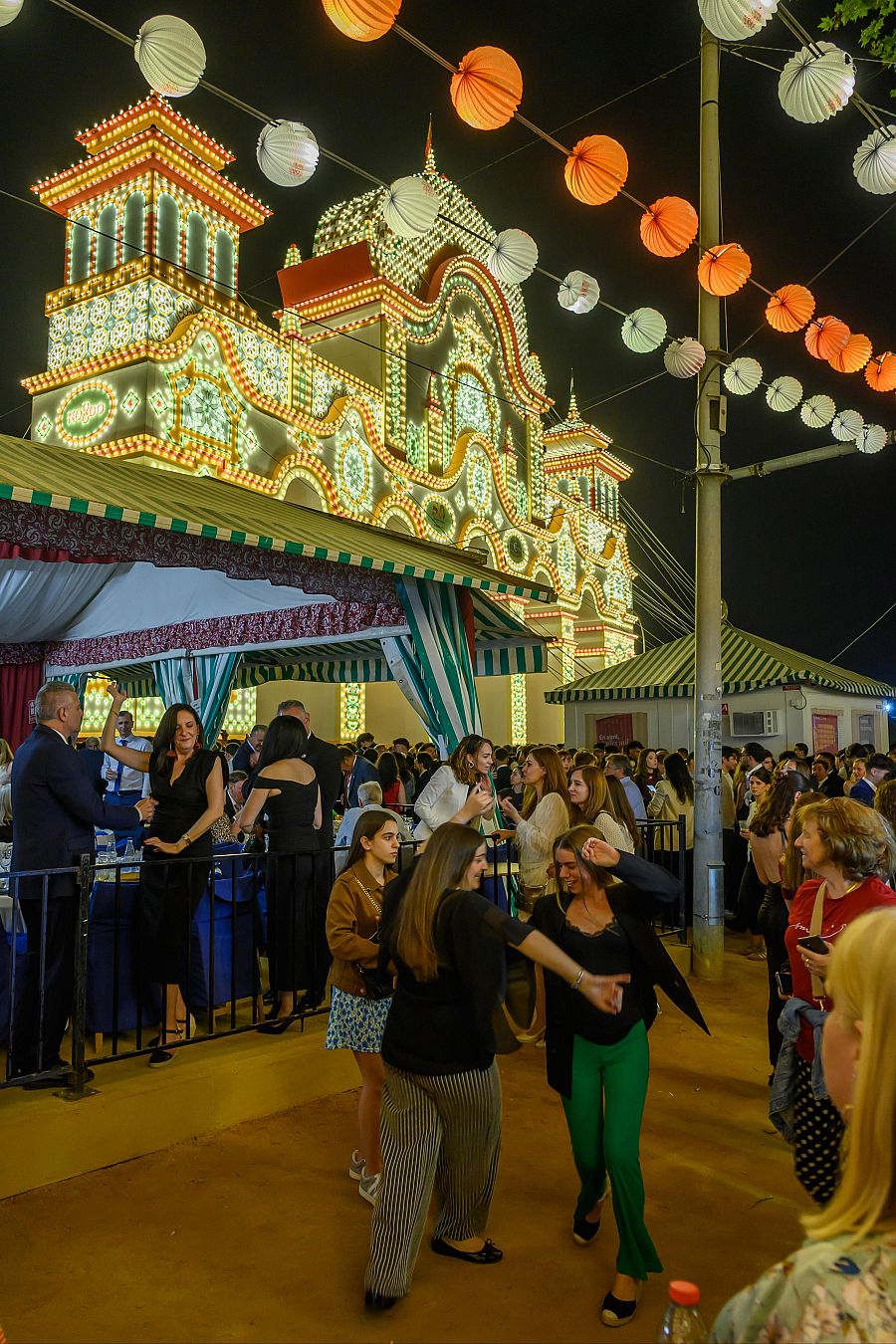 Sevilla arranca una intensa semana de Feria en un recinto con casi 300.000 bombillas