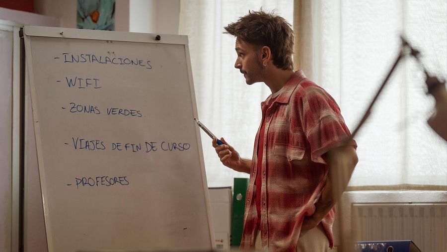 Guillermo Campra ahora da vida a Manu en 'Barrio Esperanza'