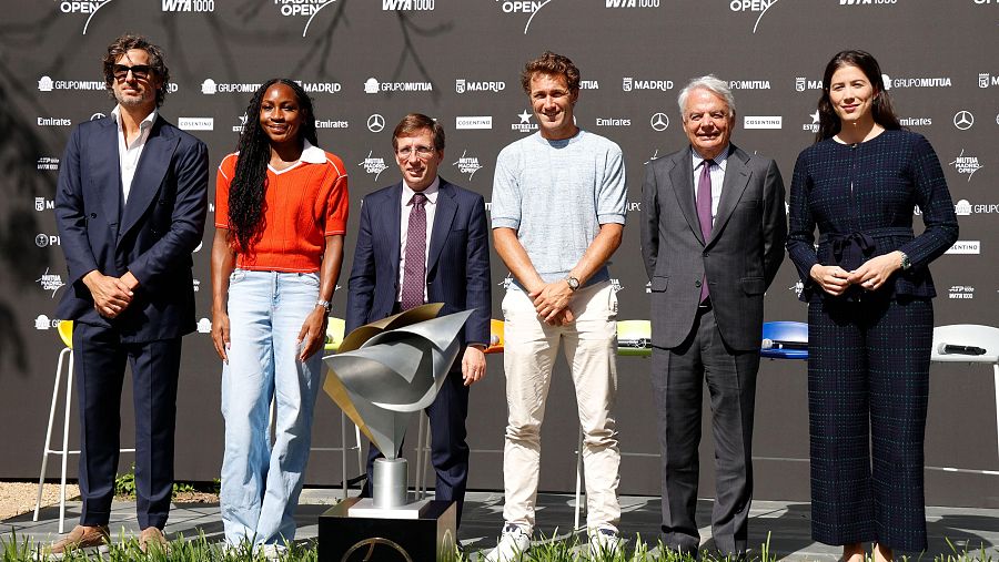 Feliciano López, Coco Gauff, José Luis Martínez Almeida, Casper Ruud, Ignacio Garralda y Garbiñe Muguruza posan en la presentación del Mutua Madrid Open 2026.