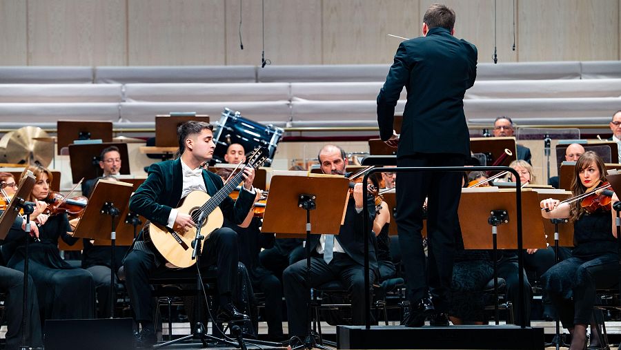 El guitarrista Ausiàs Parejo y el director Javier Huerta con la Orquesta RTVE