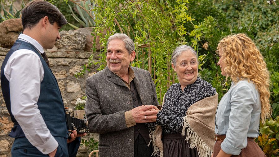 Ángel Héctor junto a Arturo García Sancho y Ana Garcés en 'La Promesa'