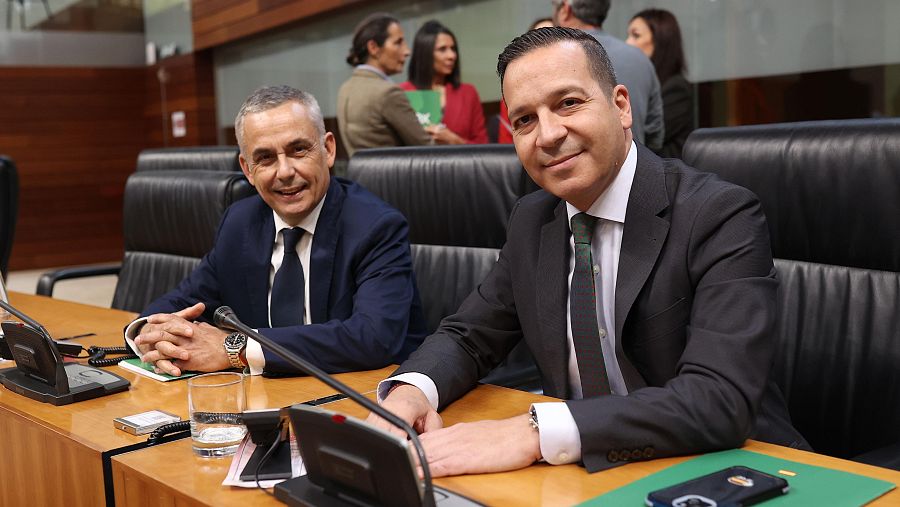 El candidato de Vox en Extremadura, Óscar Fernández (derecha), durante el pleno de investidura de María Guardiola, en el hemiciclo de la Asamblea de Extremadura.