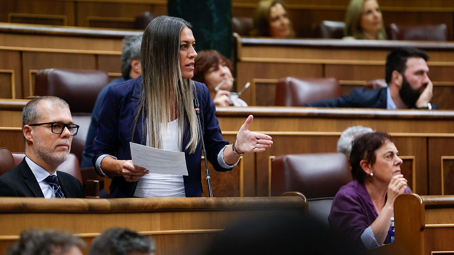 La portavoz de Junts, Míriam Nogueras, interviene en la sesión de control al Gobierno. A su derecha, sentada, la portavoz de EH Bildu, Mertxe Aizpurua.
