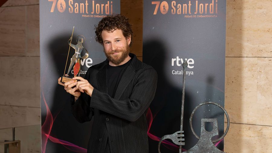 Álvaro Cervantes con su premio