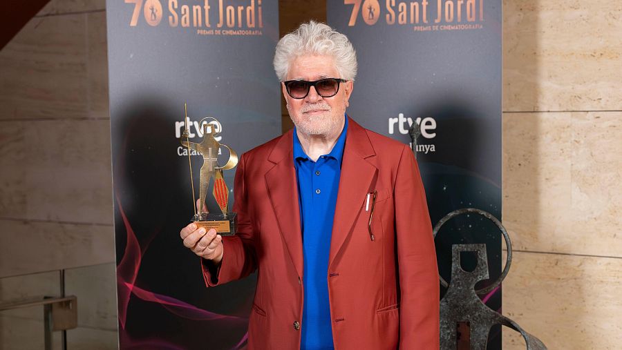 Pedro Almodóvar, con su Premio Sant Jordi