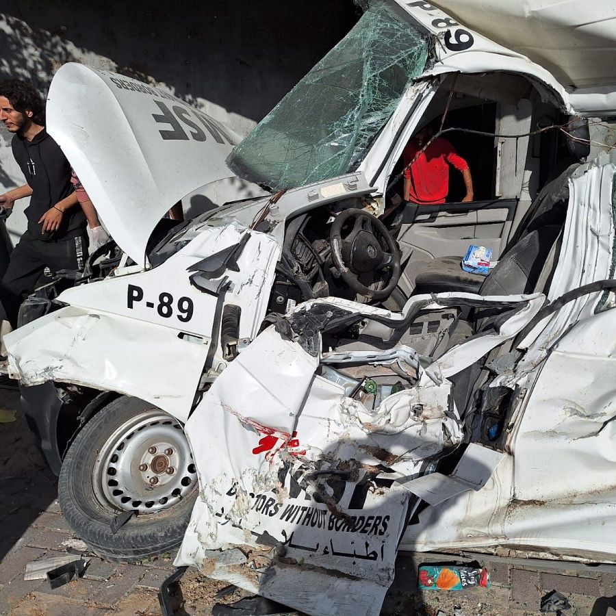 Foto tomada el 24 de noviembre de 2023, cuatro días después de un ataque contra cinco vehículos de MSF aparcados frente a la clínica de MSF en la ciudad de Gaza.