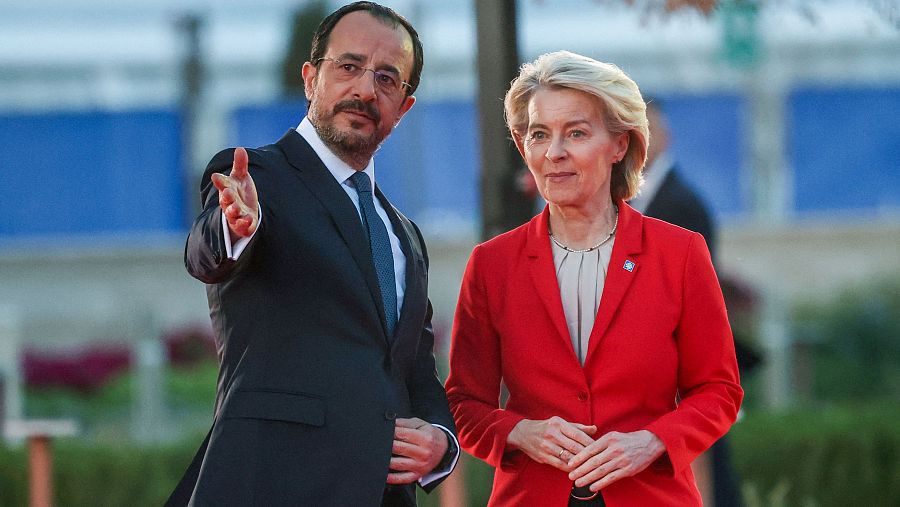 El Presidente de Chipre, Nikos Christodoulides, da la bienvenida a la Presidenta de la Comisión Europea, Ursula von der Leyen, en una cumbre de líderes europeos en Chipre. Ambos visten formalmente, con gestos que denotan profesionalidad y atención.