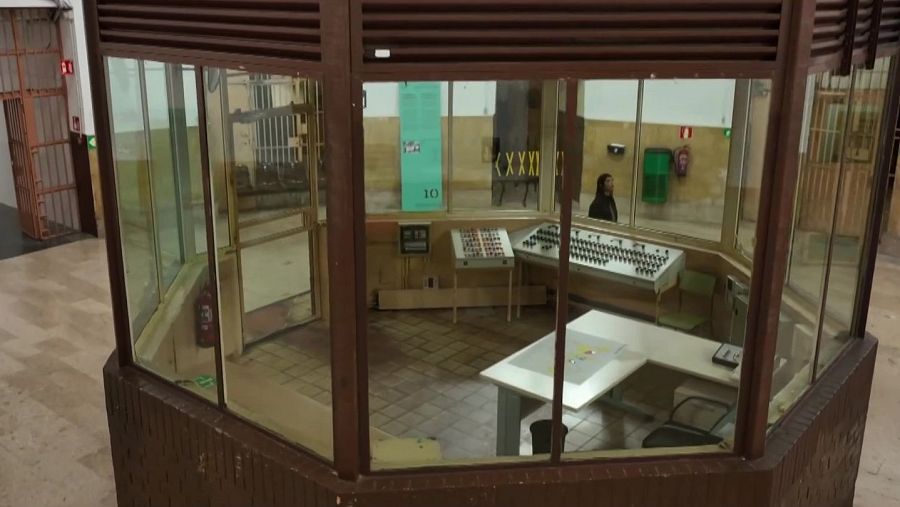 El panòptic amb la torre al mig permetia vigilar totes les cel·les de la presó.