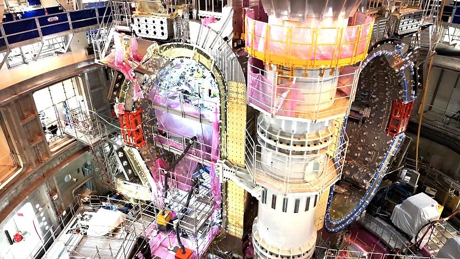 El viejo sueño de los alquimistas medievales, la piedra filosofal, la energía del sol y las estrellas. Casi nada.