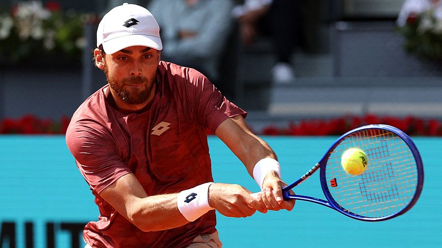 Benjamin Bonzi devuelve una bola a Jannik Sinner en el Madrid Open