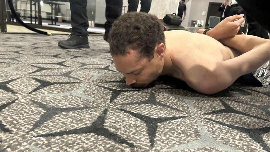 Cole Allen es sometido por agentes del Servicio Secreto, este sábado.