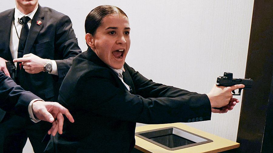 Funcionarios de seguridad responden cuando un atacante abre fuego durante la cena anual de la Asociación de Corresponsales de la Casa Blanca en Washington.