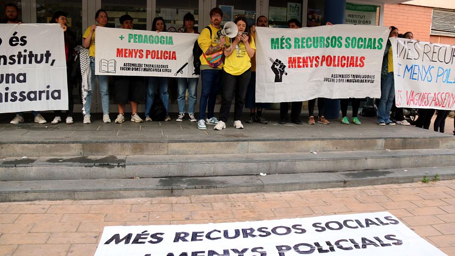 Pintada contra la mesura a la façana de l'institut Eugeni d'Ors