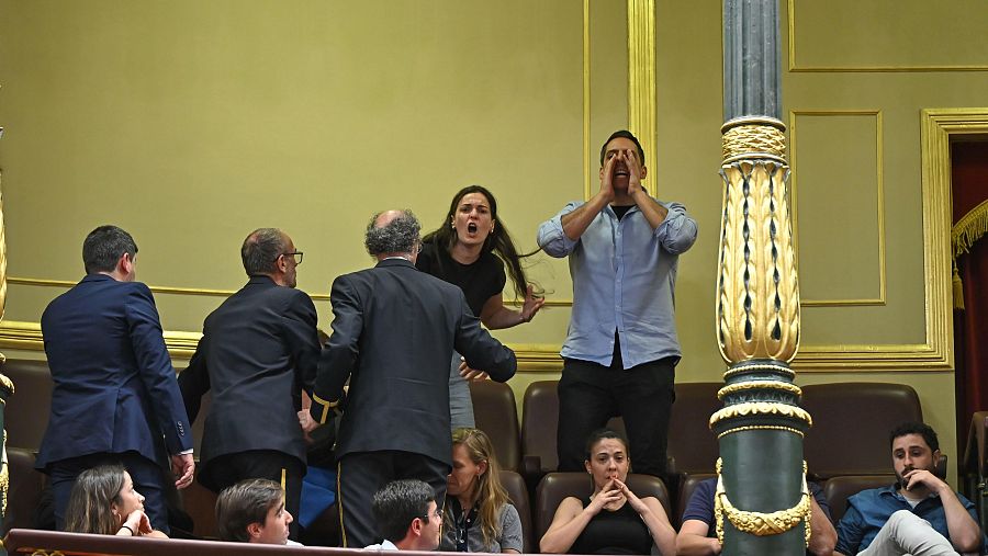 Protestas en las gradas de Congreso de los Diputados tras la votación que ha derogado el decreto de prórroga de los alquileres.