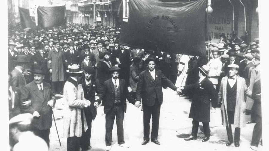Multitudinaria manifestación del 1º de mayo de 1920 en Madrid, con Pablo Iglesias Posse al frente. Se observa una pancarta con 