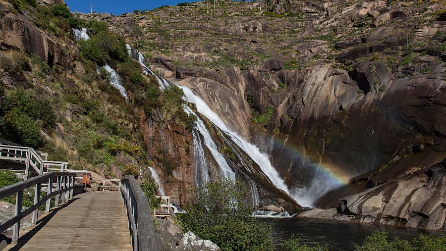 La cascada del río Xallas en Ézaro, una de las pocas en Europa que desemboca directamente en el océano, creando un espectáculo natural imponente.