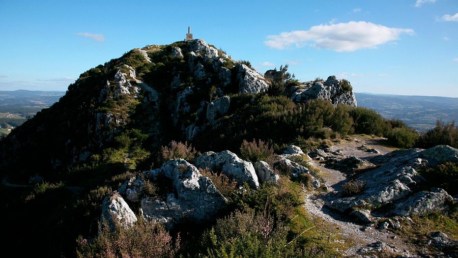 El Pico Sacro, envuelto en historia y mitología, ofrece una de las vistas más emblemáticas del paisaje gallego.