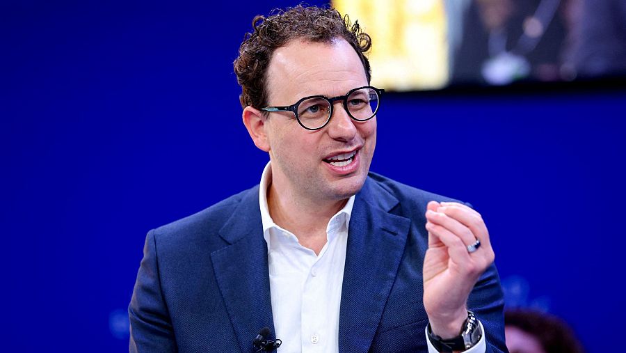 Mythos se presenta como un potencial problema de defensa nacional.