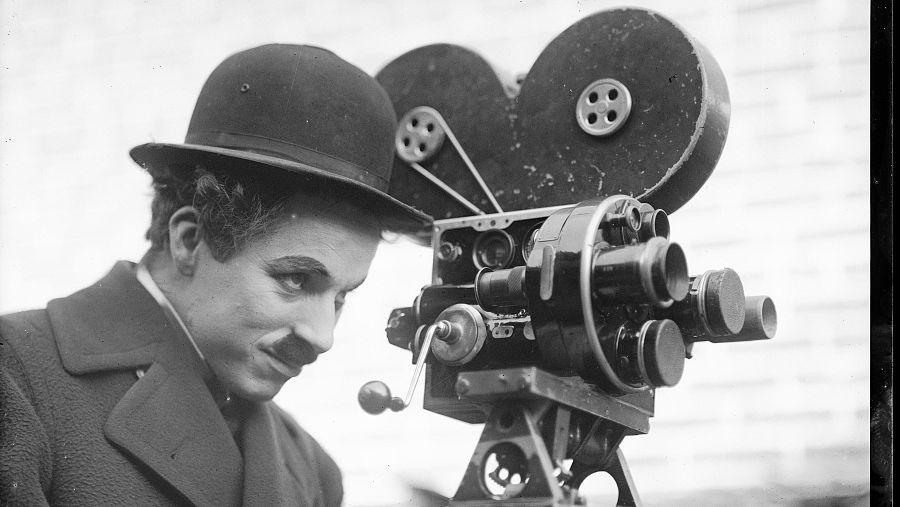 Charles Chaplin tras la cámara durante el rodaje de Tiempos modernos