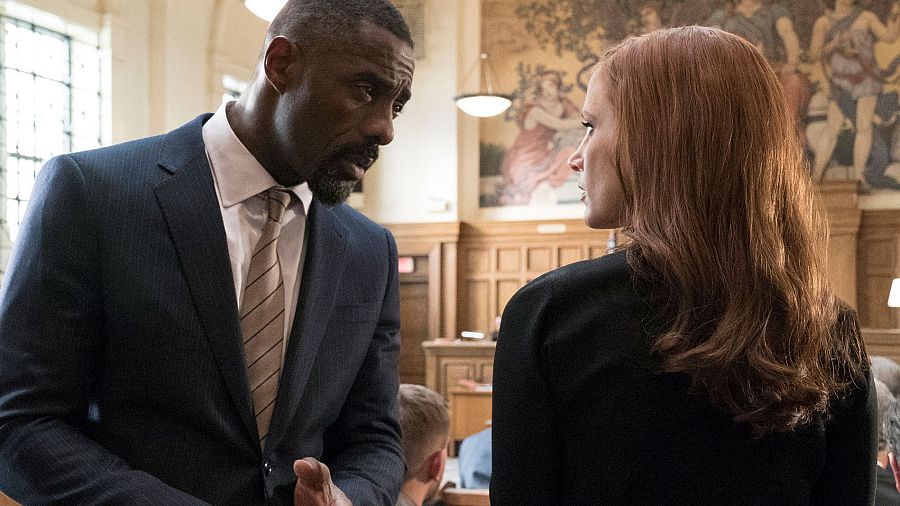 Idris Elba y Jessica Chastain en 'Molly's game'