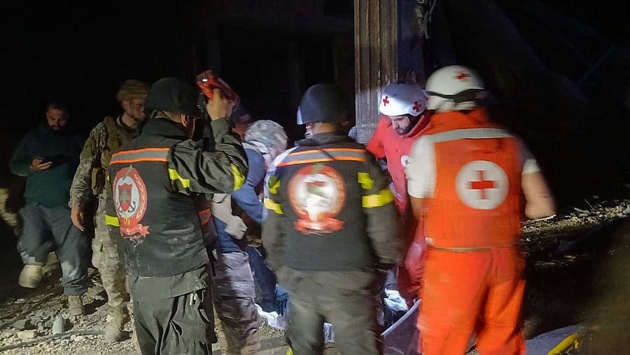 Esta fotografía, difundida por la Defensa Civil libanesa, muestra a voluntarios de la Cruz Roja libanesa y a miembros de la Defensa Civil transportando el cuerpo de la periodista libanesa Amal Khalil.