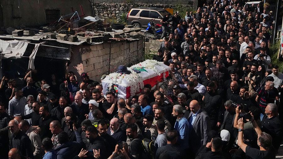 Los dolientes portan el ataúd de la periodista libanesa Amal Khalil, quien murió el 22 de abril en un ataque aéreo israelí, durante su cortejo fúnebre en la aldea de Baysariyeh, en el sur del Líbano.