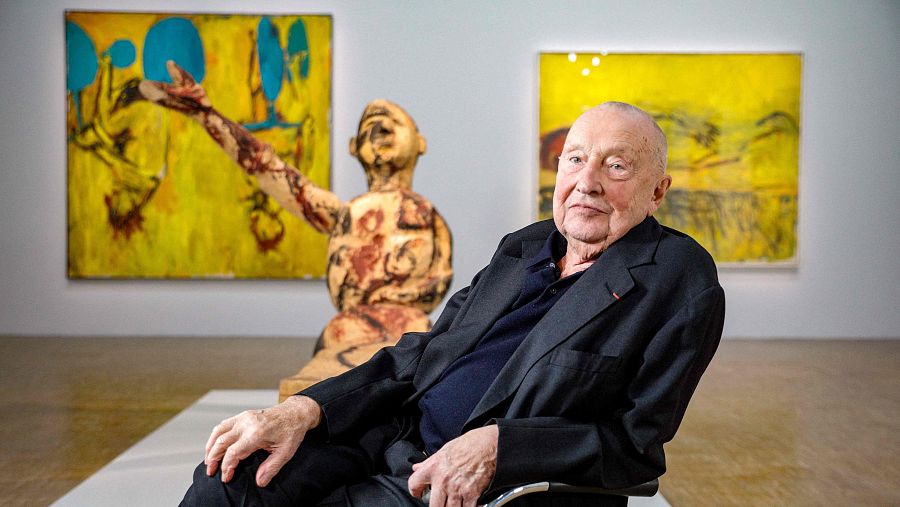 El artista alemán Georg Baselitz, en una imagen de archivo,  junto a algunas de sus obras expuestas en el Centro Pompidou de París en 2021