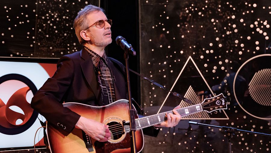 Xoel López toca la guitarra