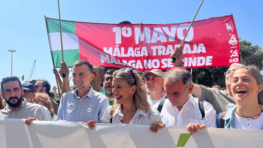 El candidato de Por Andalucía, Antonio Maíllo, en la cabecera de una pancarta junto a la vicepresidenta segunda y líder de Sumar, Yolanda Díaz.