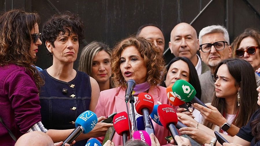La candidata del PSOE a la Presidencia de la Junta, María Jesús Montero, atiendo a los medios desde Málaga.